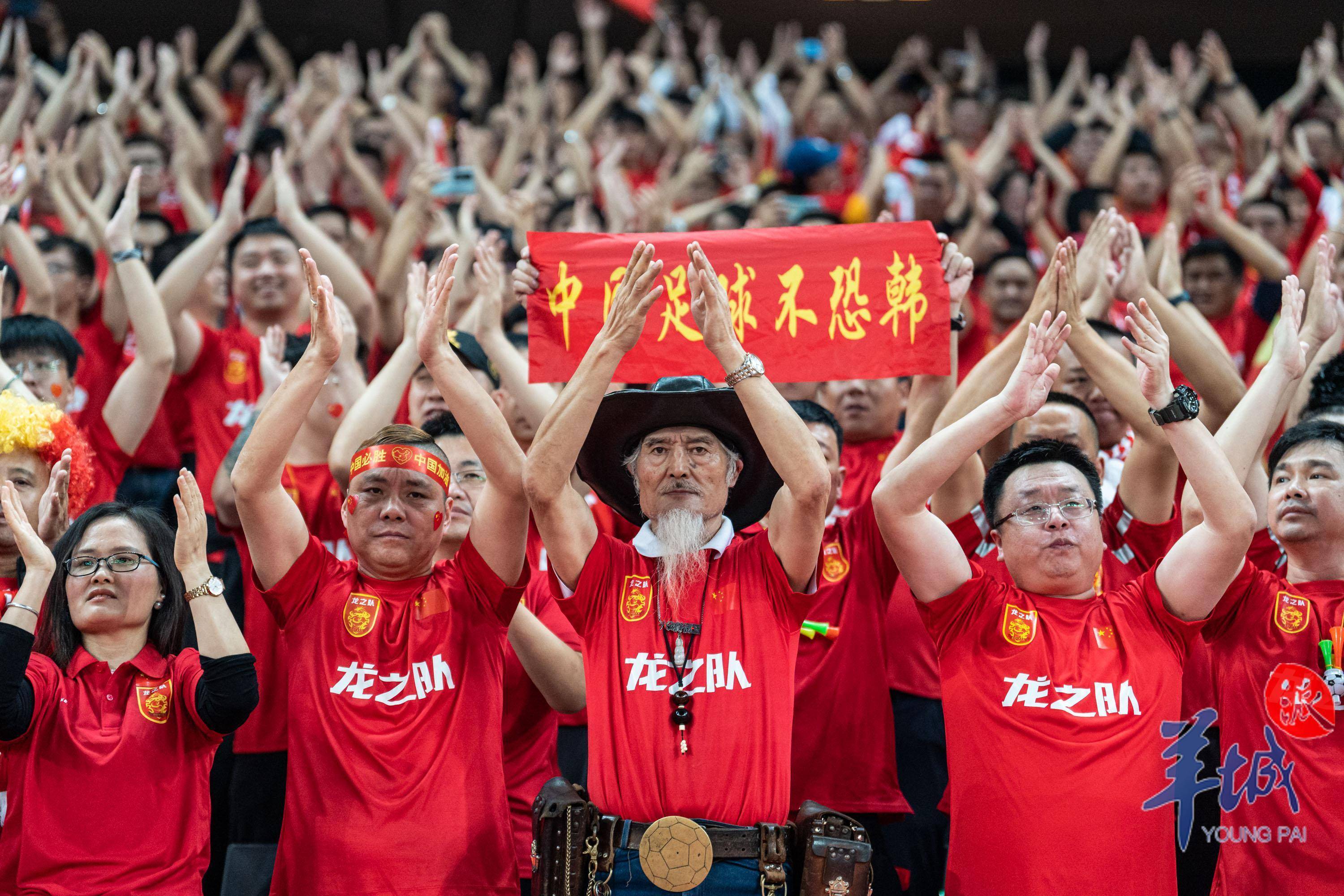 关于火爆现场：球迷欢呼不断，气氛火热！的信息